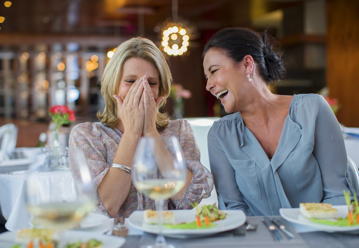 Zwei Frauen lachen im Restaurant